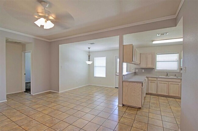 Building Photo - Welcome to this inviting 3-bedroom, 2-bath...