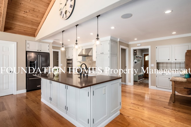 Building Photo - Gorgeous Ranch Style 4BD/2.5BA!  Outdoor Kitchen!  Hot Tub!  FOUNDATION