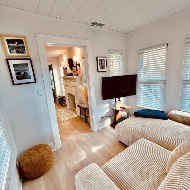 Building Photo - Stunning FULLY FURNISHED 3/2.5 entire hous...