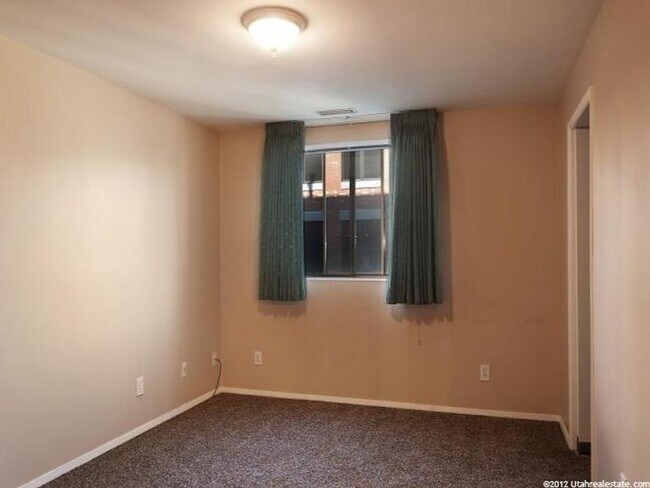 Building Photo - Prime Amenities Await: Newly Renovated 2-B...