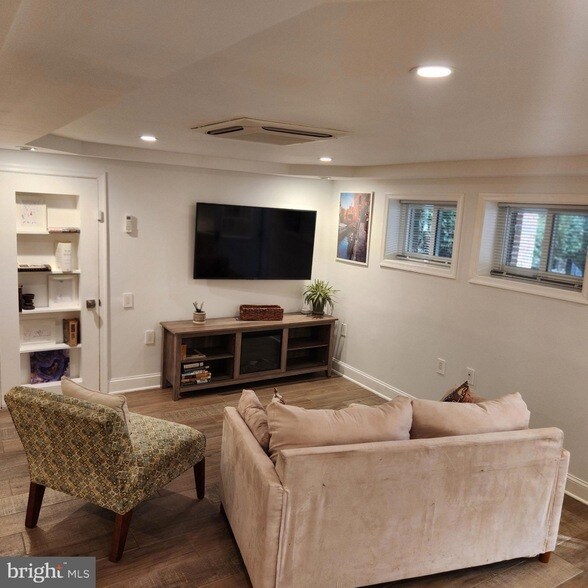 Building Photo - 4303 13th Pl NE