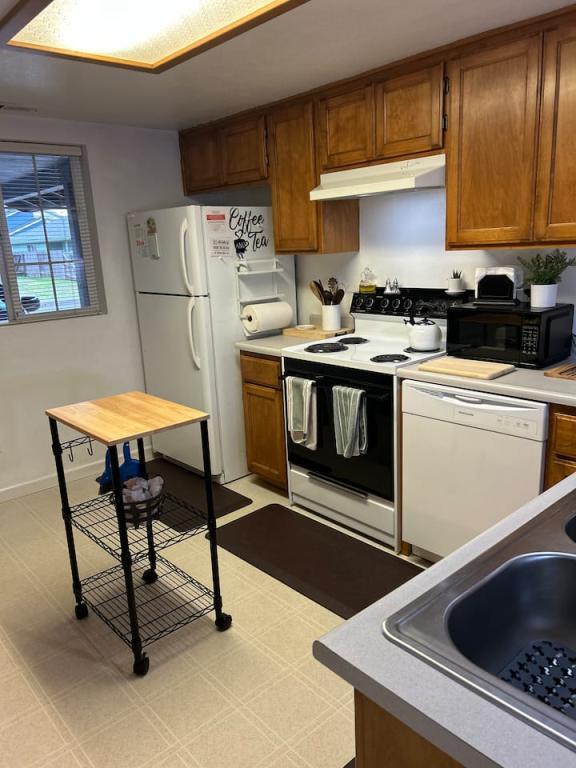 Building Photo - 563 Primrose Dr