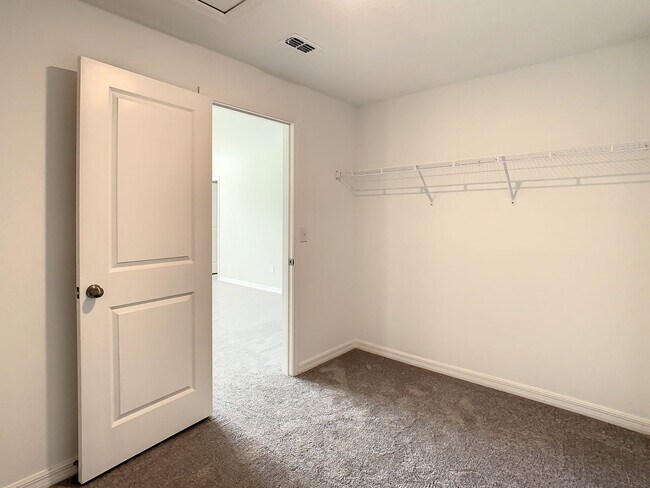 Building Photo - Beautiful 4 bedroom 2.5 bathroom Single Family House! Like new!