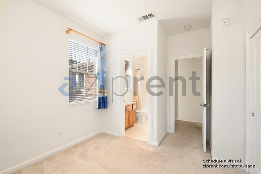 Building Photo - 400 Live Oak Way