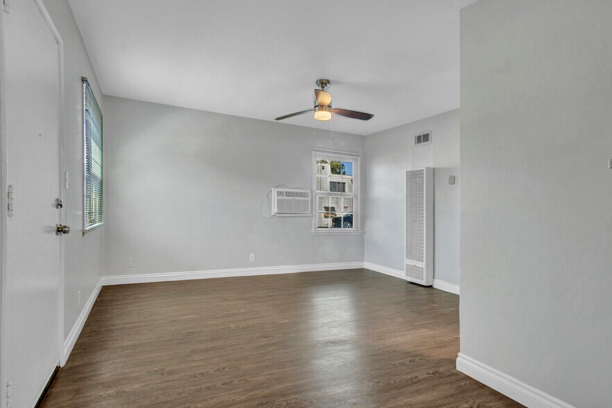 Building Photo - 13804 Moorpark St