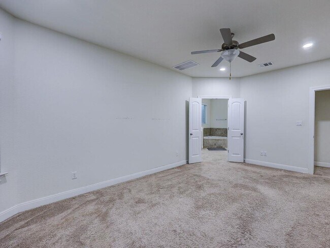 Building Photo - 4312 Privacy Hedge St