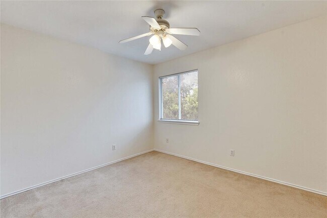 Building Photo - 1008 Balanced Rock Pl