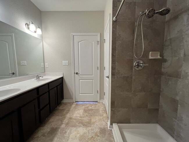 Building Photo - Welcome home - Trilevel H20 Townhome!