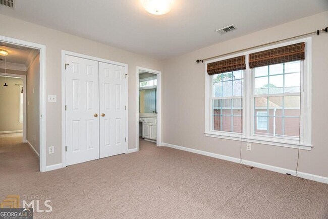 Building Photo - 225 Heritage Lake Dr