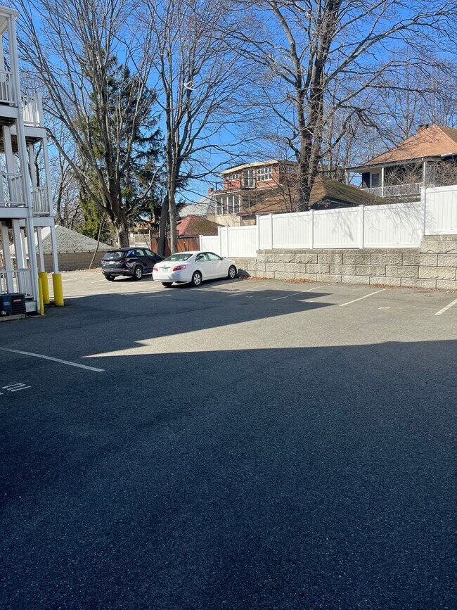 Building Photo - HOT BRIGHTON LISTING!!!!