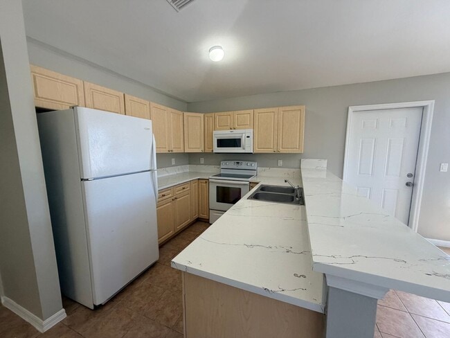Building Photo - 3 bedrooms and 2 baths! FRESHLY RENOVATED!