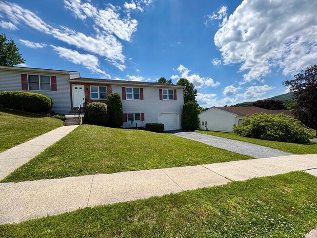 Building Photo - 3 Bedroom 1.5 Bathroom House Available in Dillsburg!