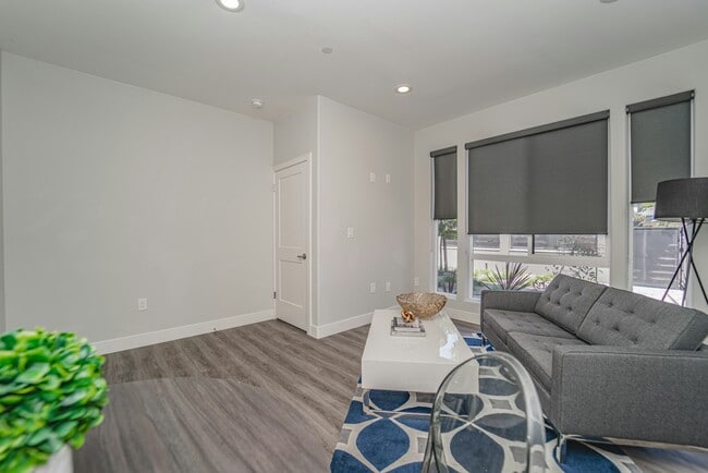 Building Photo - 4532 St Charles Pl