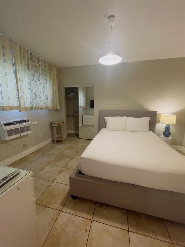 Building Photo - 8100 Harding Ave