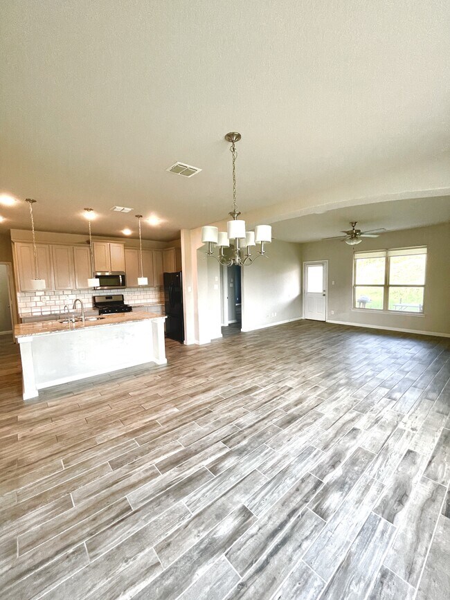 Building Photo - 15306 Comanche Grv