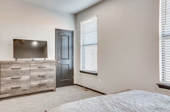 Building Photo - Large furnished Townhome in Norman!