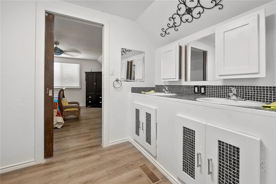 3rd floor bathroom - 120 Retama Ln