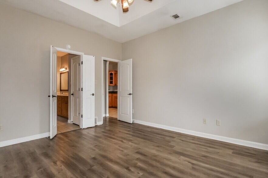 Building Photo - 5061 Thornebrook Cove