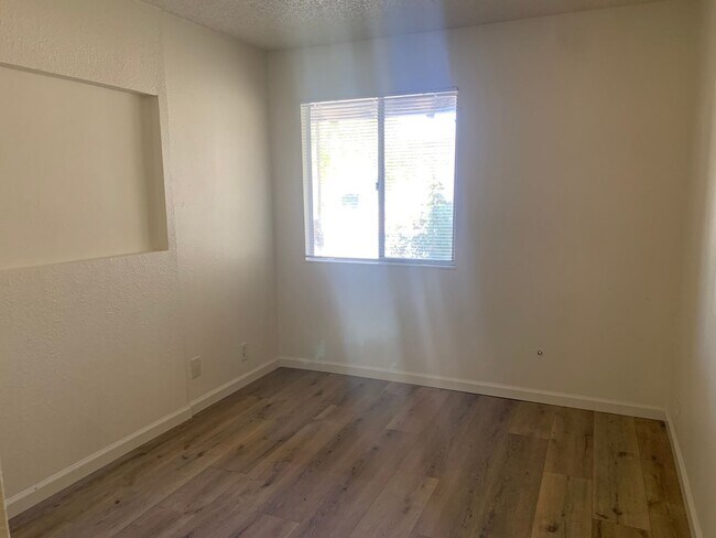 Building Photo - Fairfield Home Near Travis AFB & Laurel Cr...