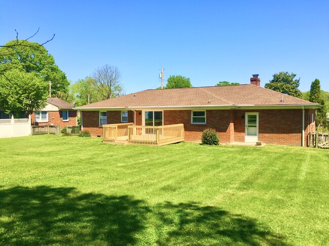 Building Photo - 802 Hillmoor Dr