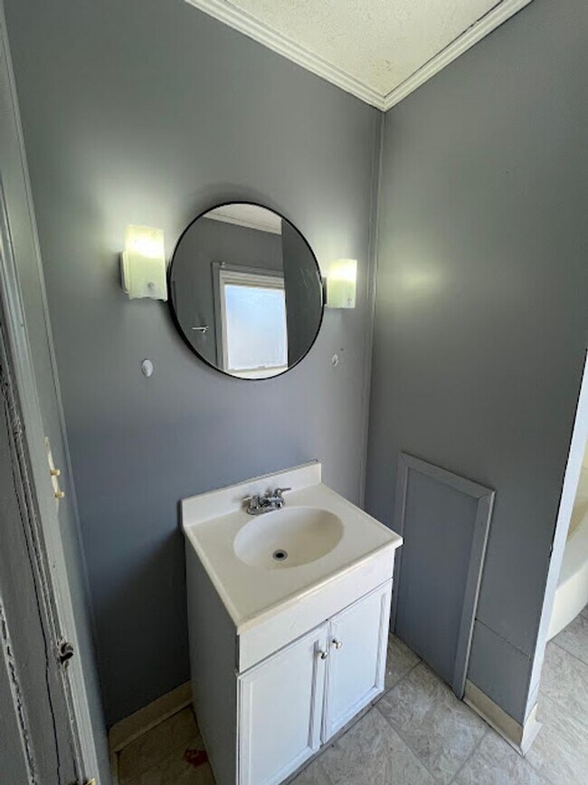 Building Photo - 3 Bedroom 1 Bathroom Home Rent Ready