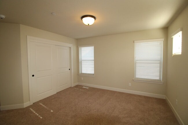 Building Photo - WELL MAINTAINED, BEAUTIFUL 5 BR HOME IN THE CAMAS HILLS!