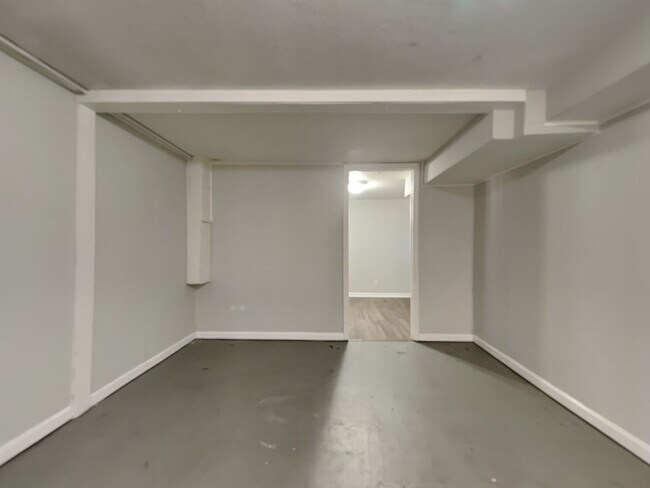 Building Photo - Charming 4-Bed Home in Kansas City with Garage Parking