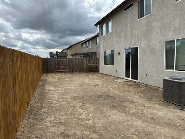 Building Photo - Manteca 5 Bedroom, 3 Bath Executive Style ...