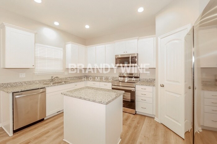 Building Photo - 711 Poplar Cir