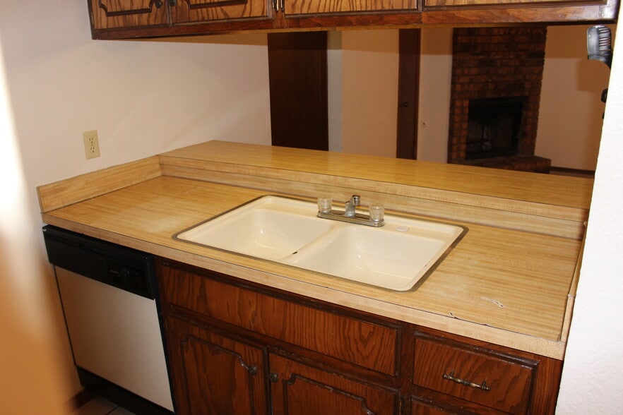 Kitchen Sink and Dishwasher - 908 Acacia Cir