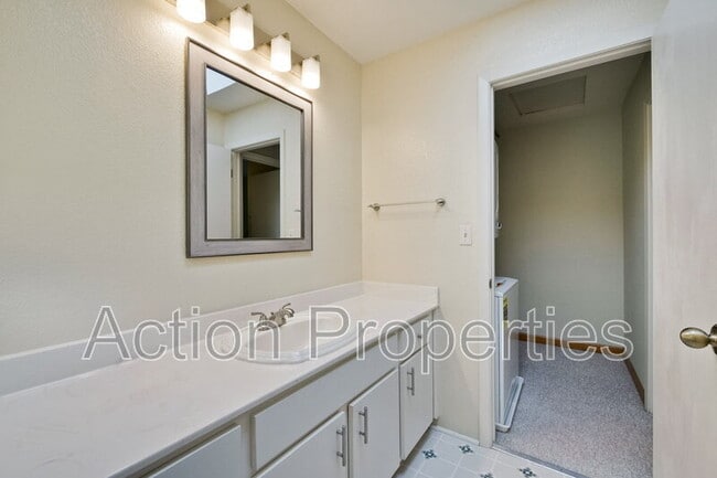 Building Photo - 180 Albacore Ln