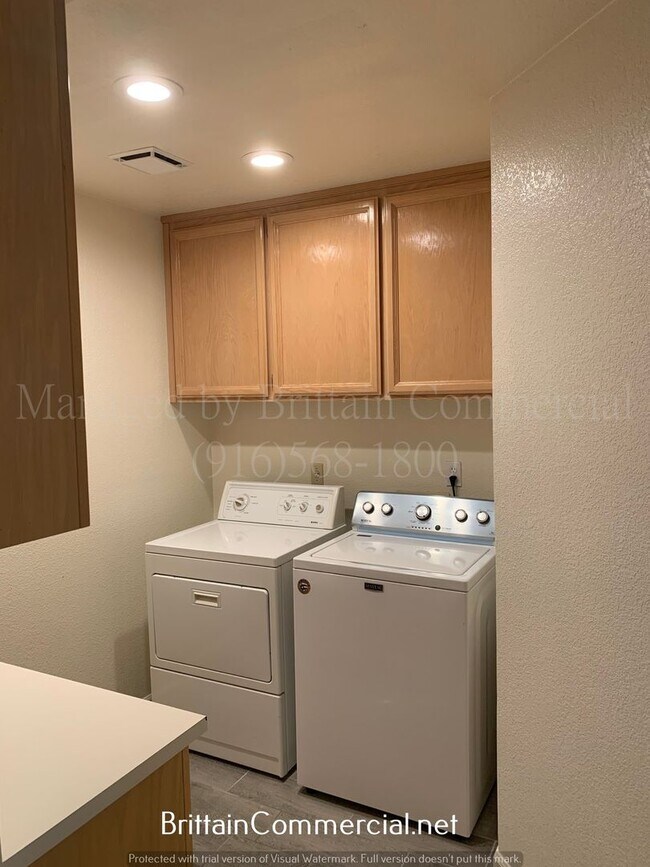 Building Photo - Gorgeous 3 Bedroom 2 Bath House at Courtsi...