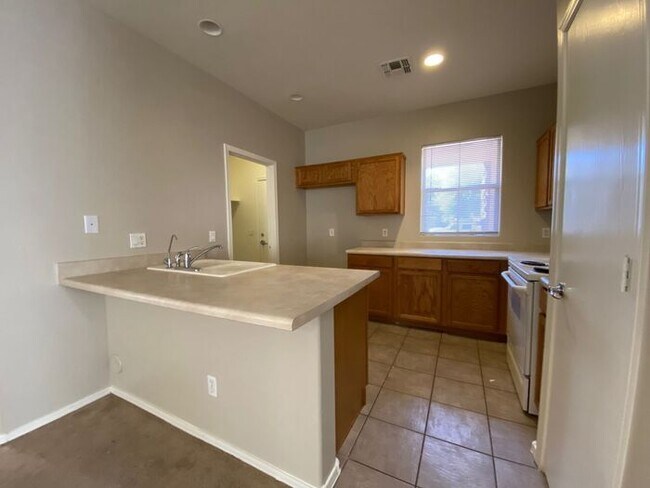 Building Photo - Charming 3 bedroom, 2 bath rental home