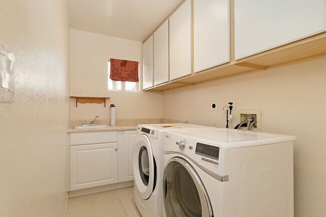 Building Photo - Large Beautiful Home in the Missions