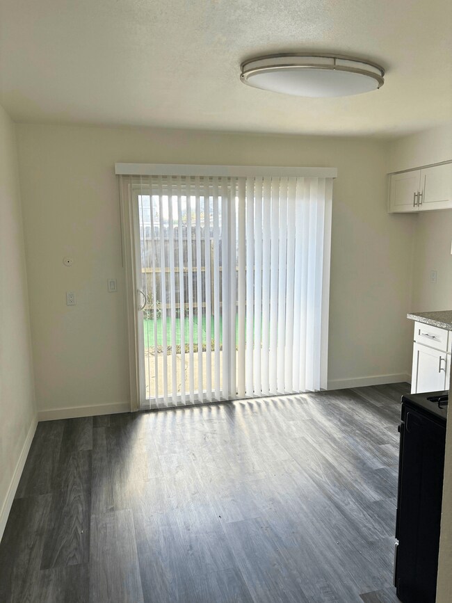 Building Photo - 210 S Newhope St.