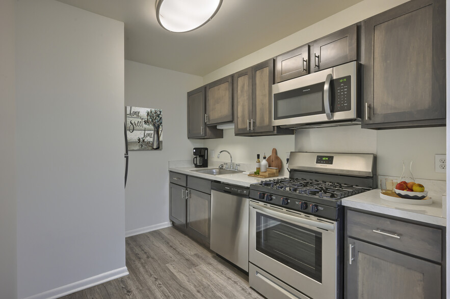 Upgraded Traditional Kitchen 1 Bedroom - Wheatland Hills