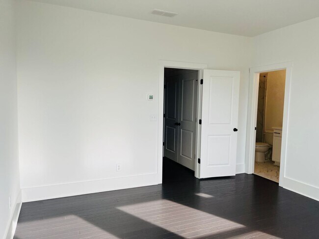 Building Photo - LIKE NEW IN PARK VUE! Townhome located across from Westside Park in Atlanta! MUST SEE!