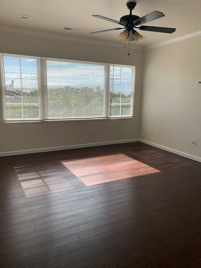 Building Photo - 4740 Hillcrest Ave