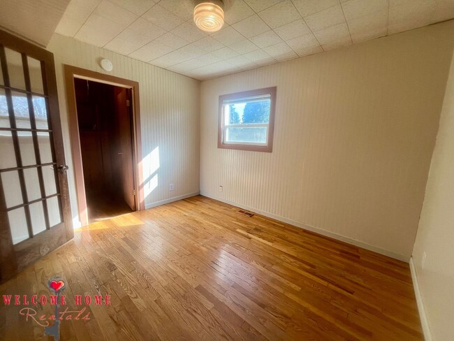 Building Photo - Unique opportunity - Bring your horses!