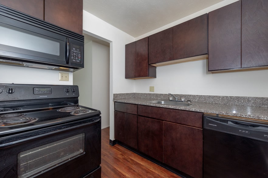 Rosewood Park Apartments 820 Rosewood Dr Elyria OH 44035 Apartment