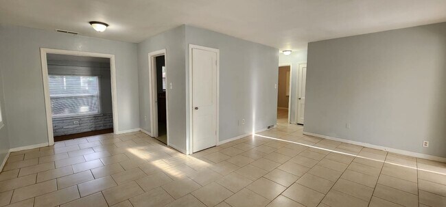 Building Photo - 2/1 St Pete Single Family Home !/ Move in before 5/1 get JUNE RENT FREE !!