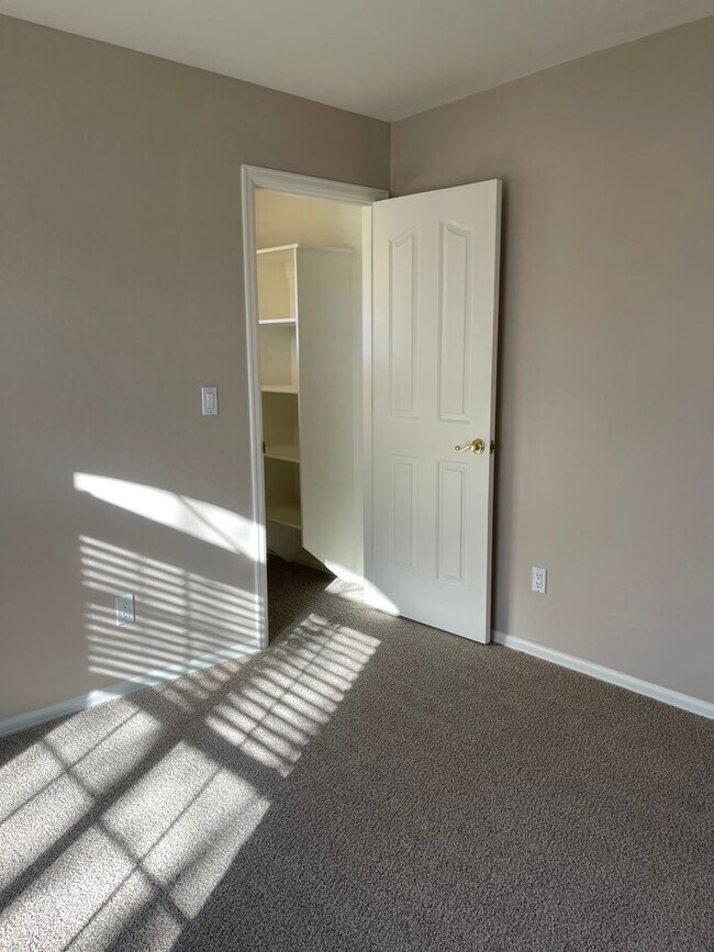 Building Photo - 66 Wild Rose Dr