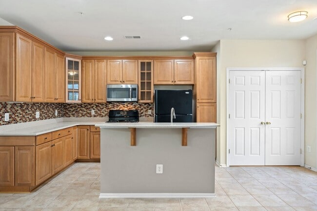Building Photo - Commuter's Dream! Stylish 3-Bedroom Condo ...