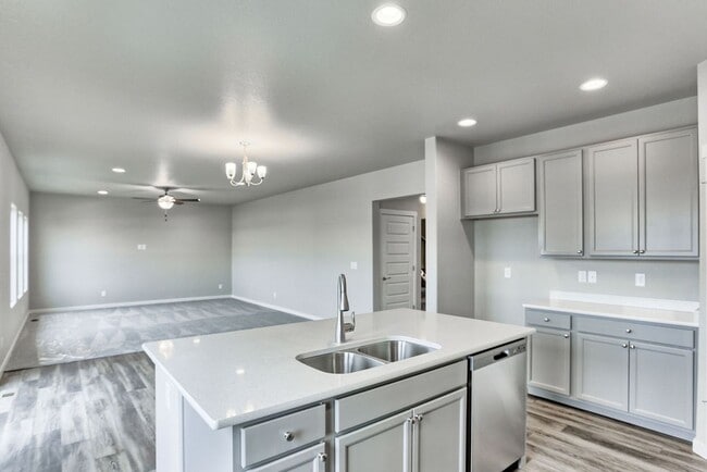 Building Photo - 3 Bedroom 3 Bath home in Raindance