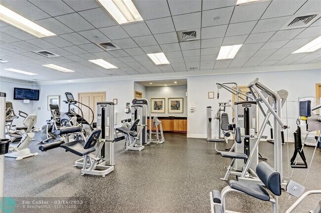 Building Photo - 2650 Lake Shore Dr
