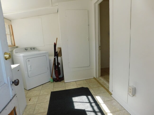 Building Photo - WALKING DISTANCE TO ST MARY'S