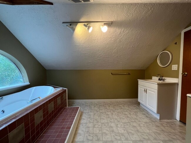 Building Photo - Outdoor Oasis: Charming 3 Bed 2 Bath House!