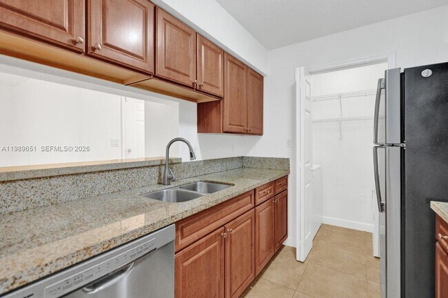 Building Photo - 949 Riverside Dr