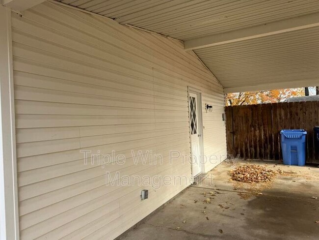 Building Photo - 1630 Kay Dr