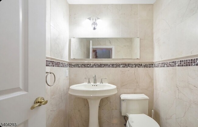 Building Photo - 135 Grove St